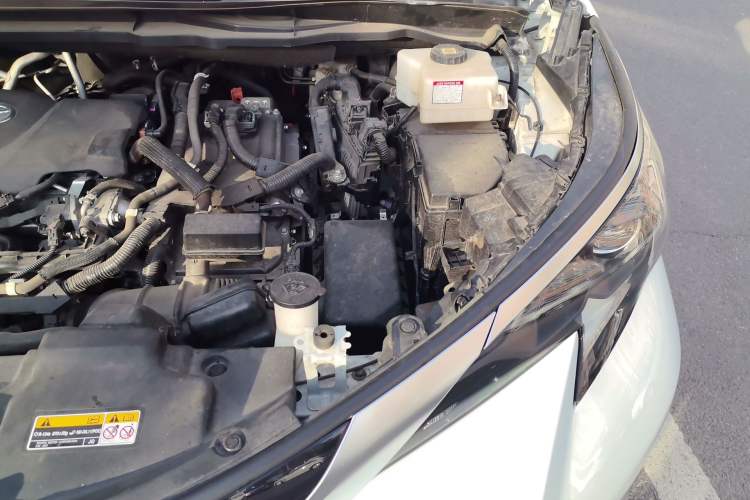 Used Toyota SIENNA 2021 2.5L Hybrid Platinum Edition Engine Bay Left