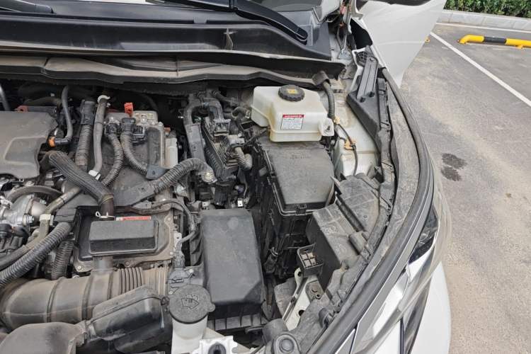 Used Toyota SIENNA 2021 2.5L Hybrid Platinum Edition Engine Bay Left