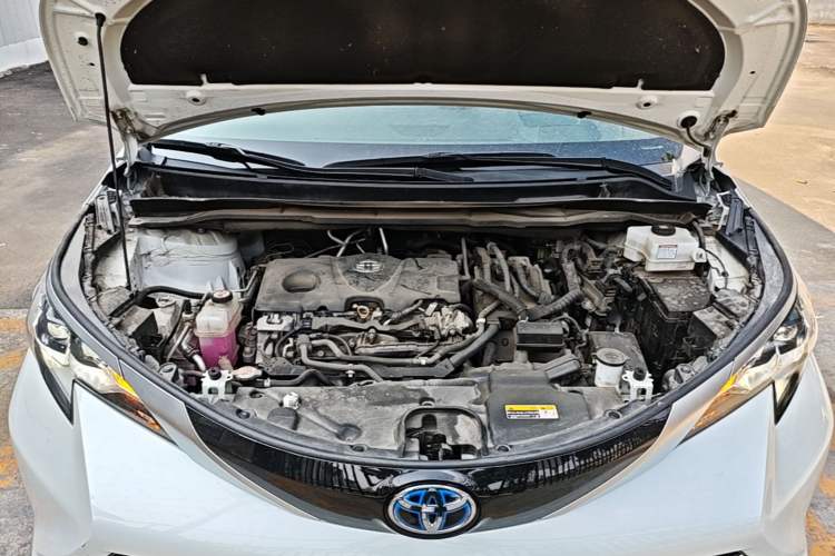 Used Toyota SIENNA 2021 2.5L Hybrid Platinum Edition Engine Bay