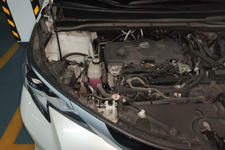 Used Toyota SIENNA 2021 2.5L Hybrid Platinum Edition Engine Bay Right