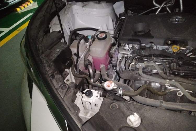 Used Toyota SIENNA 2021 2.5L Hybrid Platinum Edition Engine Bay Right