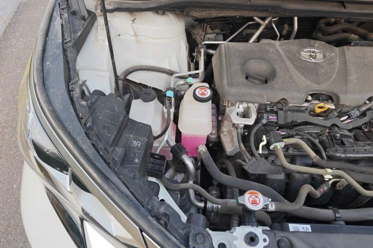 Used Toyota SIENNA 2021 2.5L Hybrid Platinum Edition Engine Bay Right