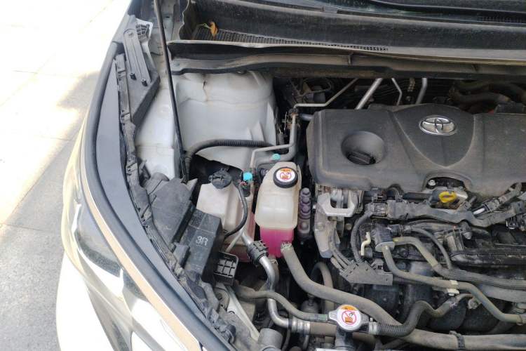 Used Toyota SIENNA 2021 2.5L Hybrid Platinum Edition Engine Bay Right