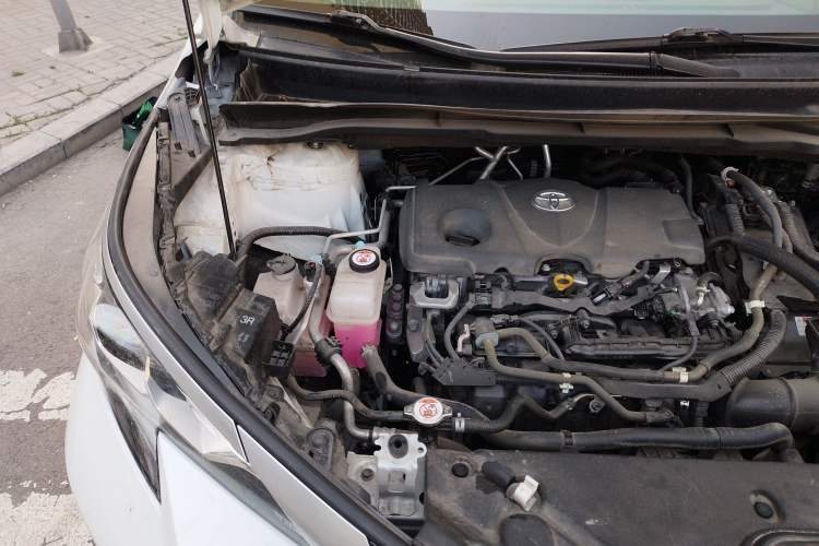 Used Toyota SIENNA 2021 2.5L Hybrid Platinum Edition Engine Bay Right