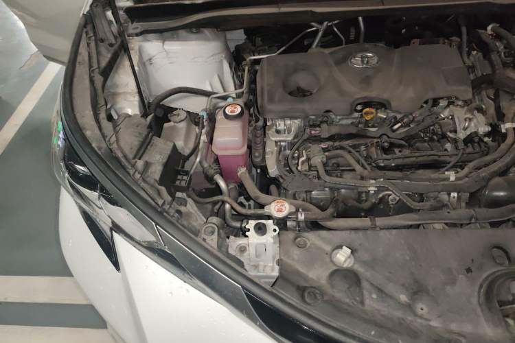 Used Toyota SIENNA 2021 2.5L Hybrid Platinum Edition Engine Bay Right