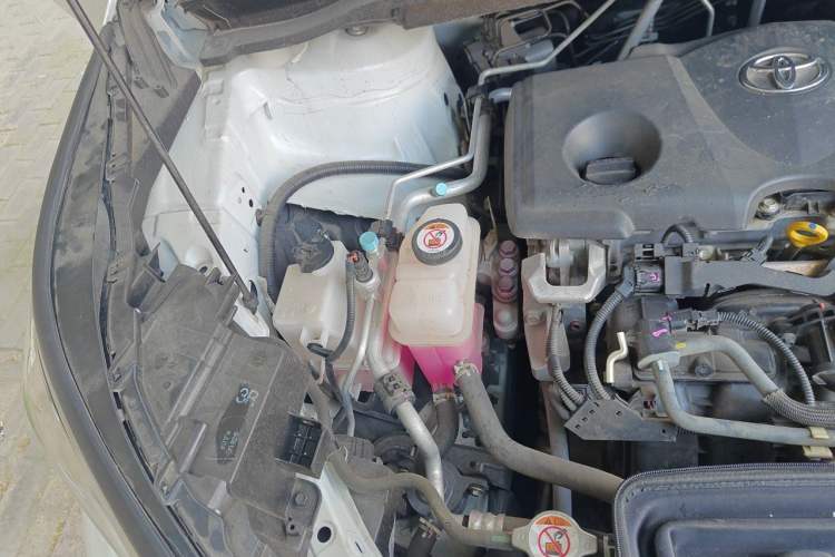 Used Toyota SIENNA 2021 2.5L Hybrid Platinum Edition Engine Bay Right