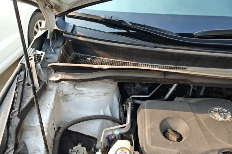 Used Toyota SIENNA 2021 2.5L Hybrid Premium Edition Engine Bay Right
