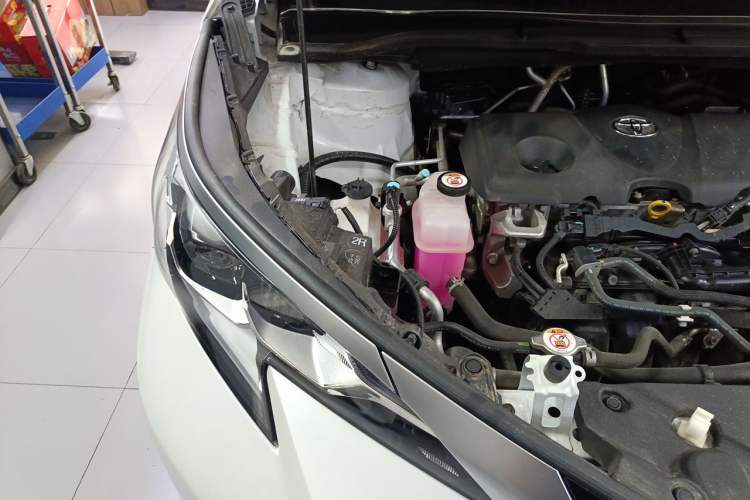 Used Toyota SIENNA 2021 2.5L Hybrid Premium Edition Engine Bay Right