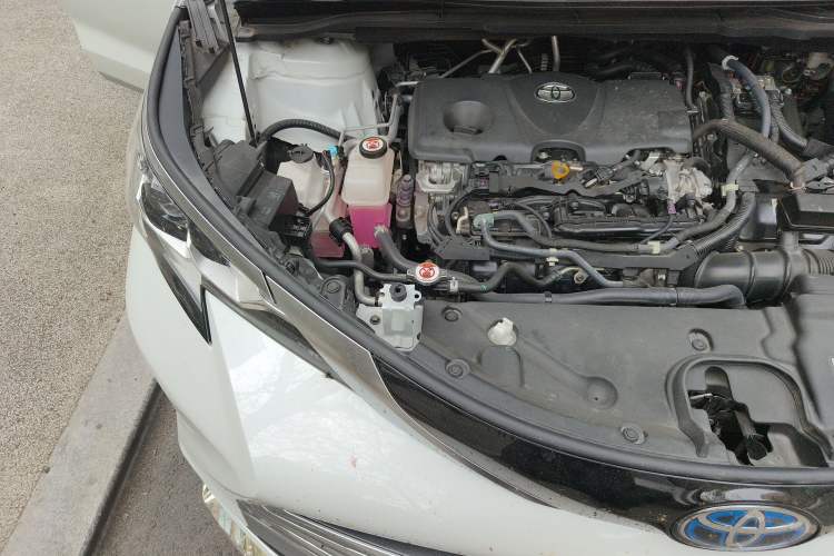 Used Toyota SIENNA 2021 2.5L Hybrid Platinum Edition Engine Bay Right