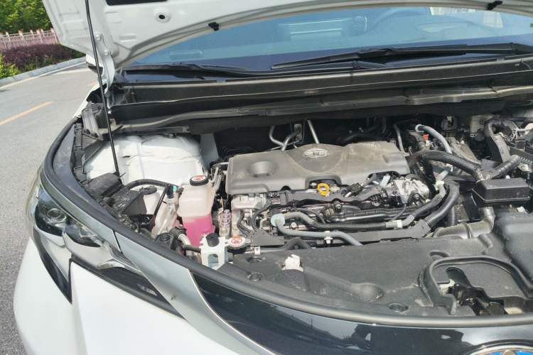 Used Toyota SIENNA 2021 2.5L Hybrid Platinum Edition Engine Bay Right