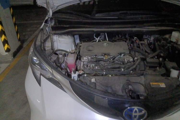 Used Toyota SIENNA 2021 2.5L Hybrid Platinum Edition Engine Bay Right