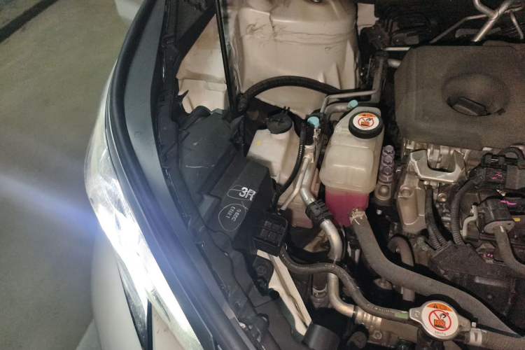 Used Toyota SIENNA 2021 2.5L Hybrid Platinum Edition Engine Bay Right