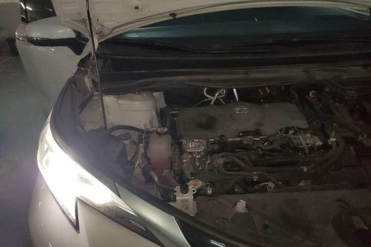 Used Toyota SIENNA 2021 2.5L Hybrid Platinum Edition Engine Bay Right