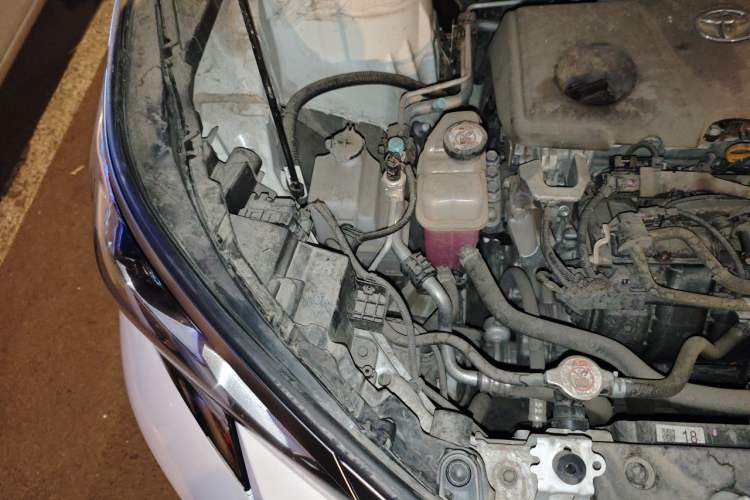 Used Toyota SIENNA 2021 2.5L Hybrid Luxury Edition Engine Bay Right