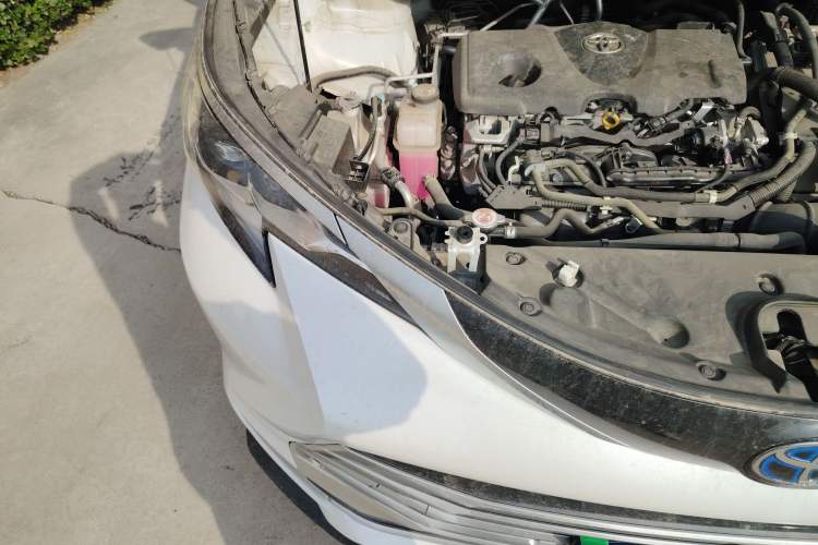 Used Toyota SIENNA 2021 2.5L Hybrid Platinum Edition Engine Bay Right