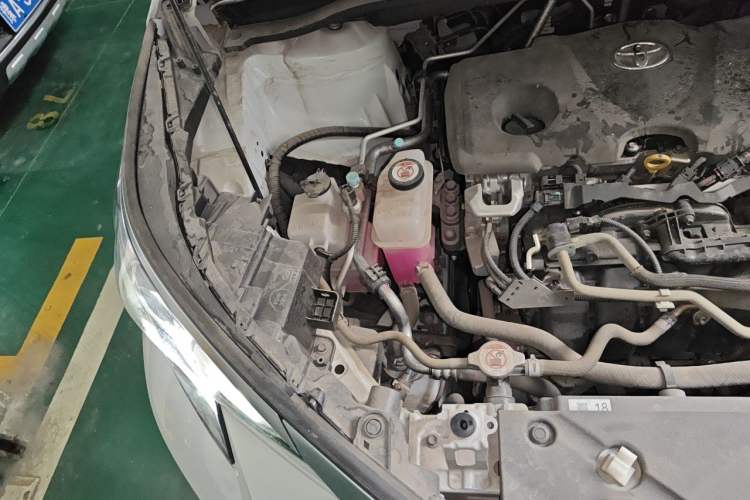 Used Toyota SIENNA 2021 2.5L Hybrid Platinum Edition Engine Bay Right