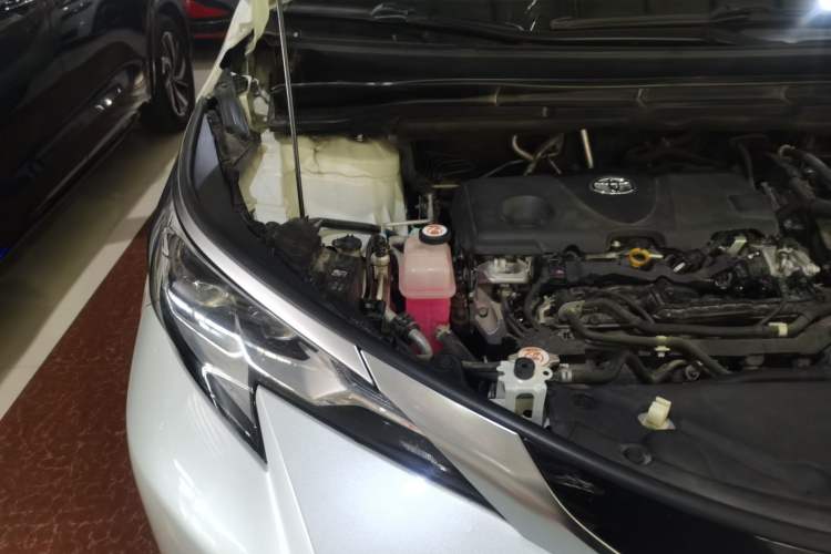 Used Toyota SIENNA 2021 2.5L Hybrid Platinum Edition Engine Bay Right