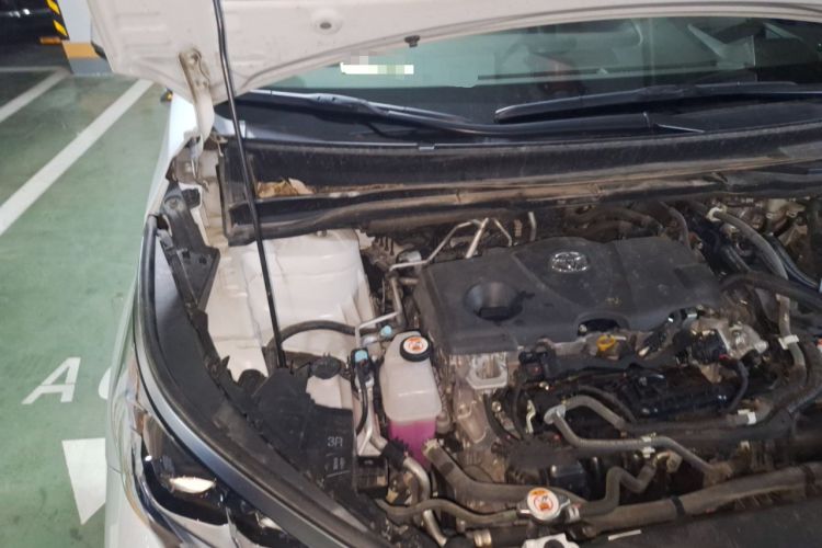 Used Toyota SIENNA 2021 2.5L Hybrid Platinum Edition Engine Bay Right