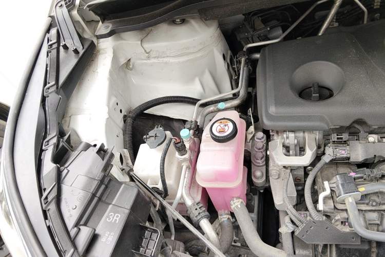 Used Toyota SIENNA 2021 2.5L Hybrid Platinum Edition Engine Bay Right