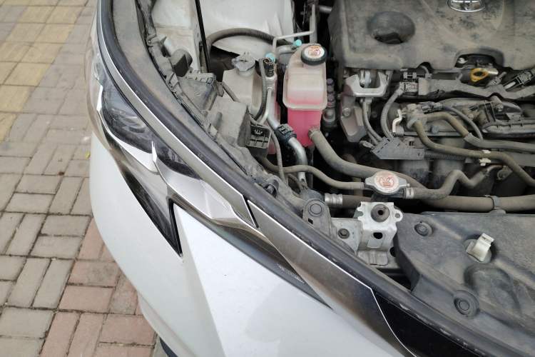 Used Toyota SIENNA 2021 2.5L Hybrid Premium Edition Engine Bay Right