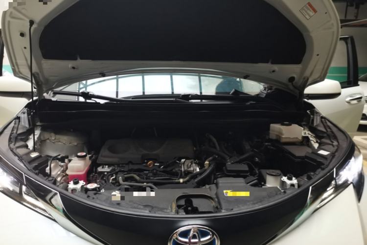 Used Toyota SIENNA  Engine Bay