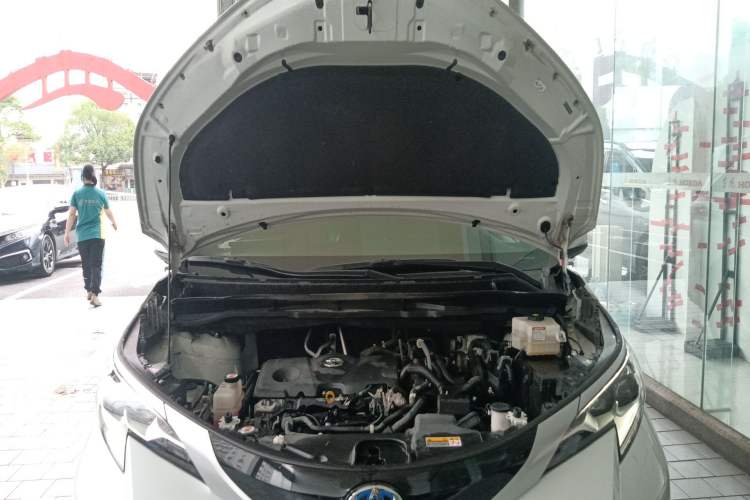 Used Toyota SIENNA 2021 2.5L Hybrid Platinum Edition Engine Bay