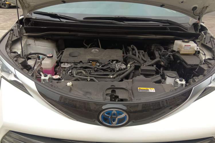 Used Toyota SIENNA 2021 2.5L Hybrid Premium Edition Engine Bay