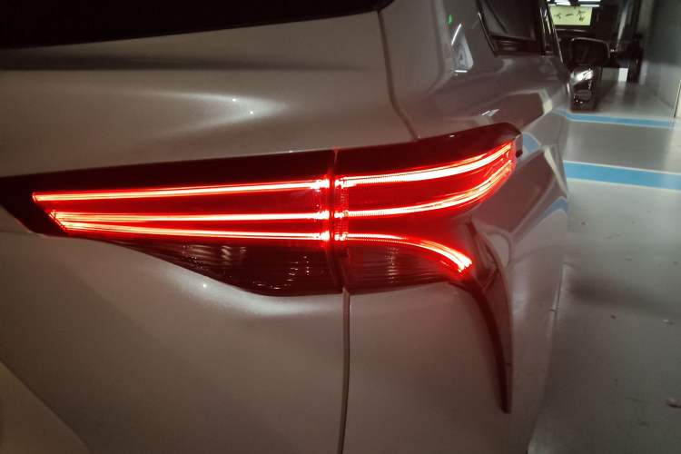 Used Toyota SIENNA 2021 2.5L Hybrid Premium Edition Exterior 3