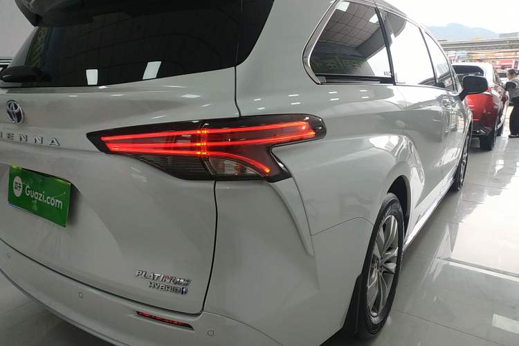 Used Toyota SIENNA 2021 2.5L Hybrid Platinum Edition Exterior 3