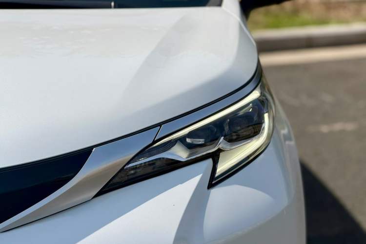 Used Toyota SIENNA 2021 2.5L Hybrid Platinum Edition Exterior 4