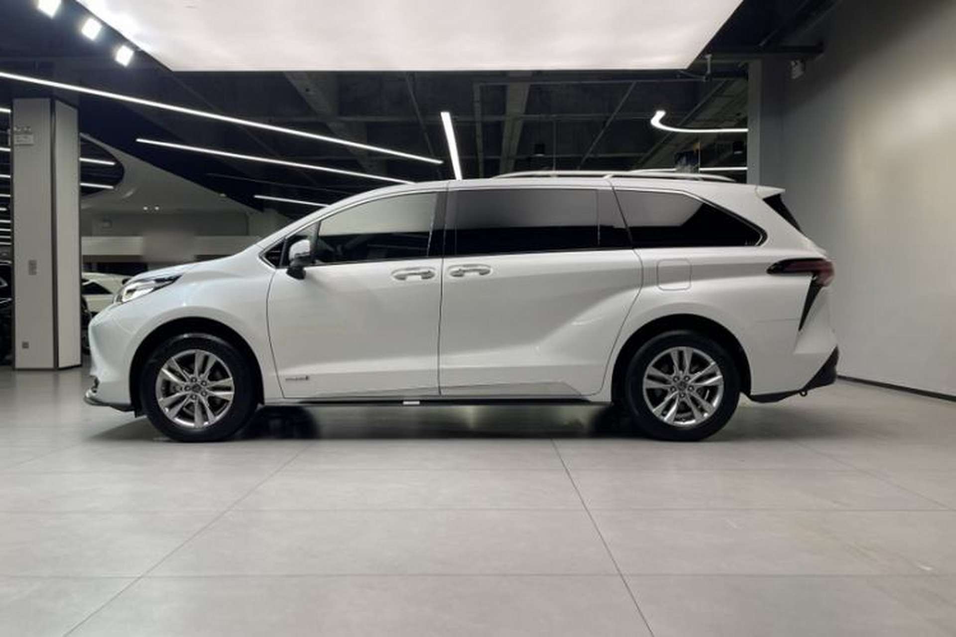 Used Toyota SIENNA 2021 2.5L Hybrid Platinum Edition Exterior 4