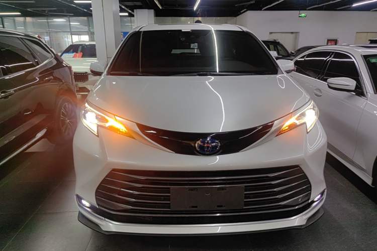 Used Toyota SIENNA 2021 2.5L Hybrid Premium Edition Front