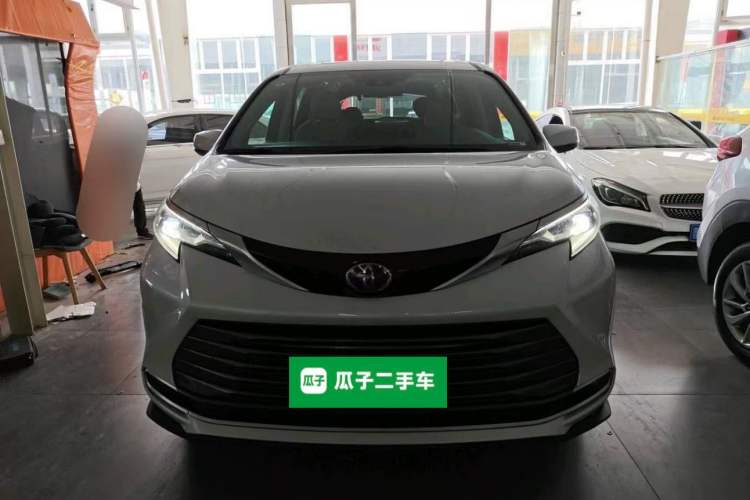 Used Toyota SIENNA 2021 2.5L Hybrid Premium Edition Front
