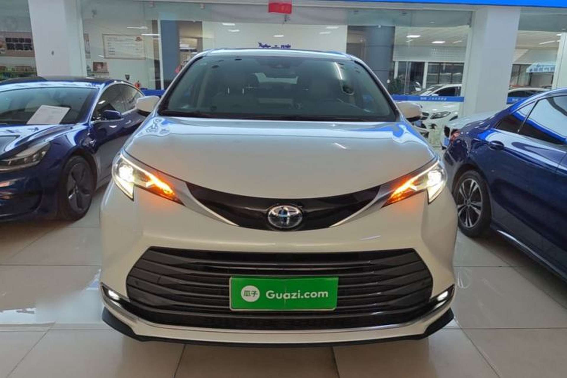Used Toyota SIENNA 2021 2.5L Hybrid Luxury Edition Front