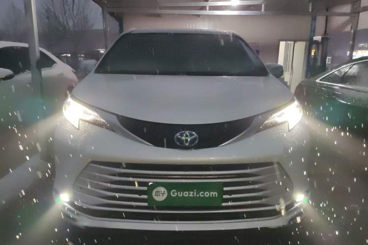 Used Toyota SIENNA 2021 2.5L Hybrid Luxury Edition Front