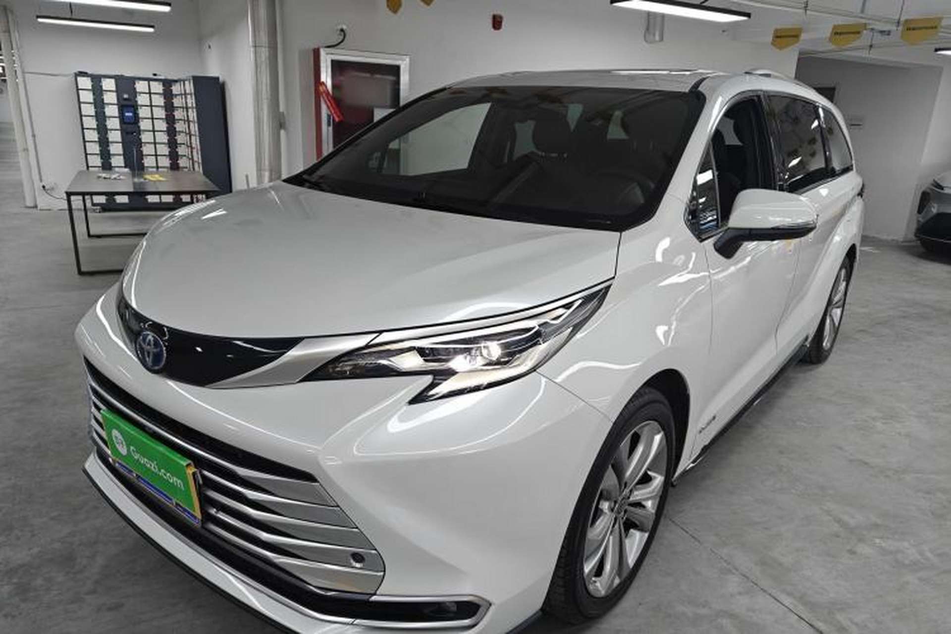 Used Toyota SIENNA 2021 2.5L Hybrid Platinum Edition Front Left 45 Deg