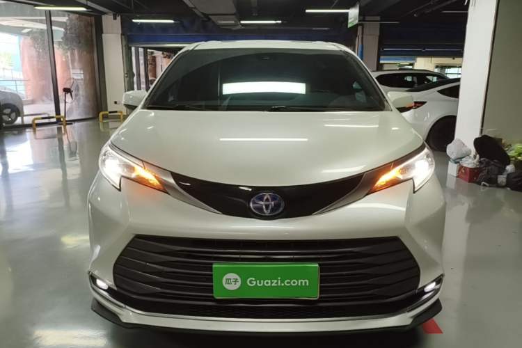 Used Toyota SIENNA 2021 2.5L Hybrid Premium Edition Front