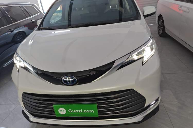 Used Toyota SIENNA 2021 2.5L Hybrid Premium Edition Front