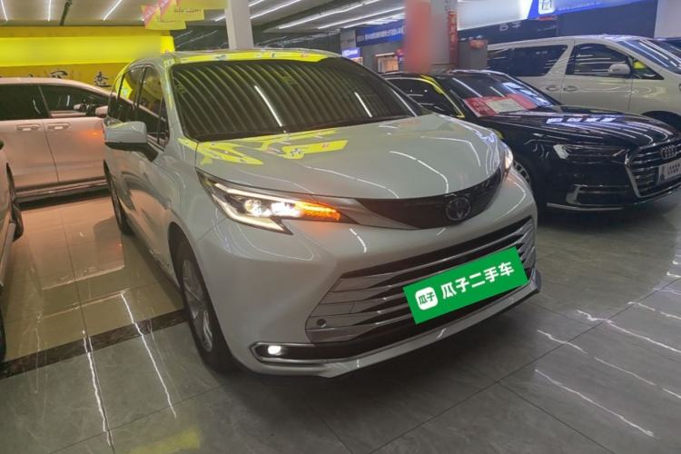 Used Toyota SIENNA 2021 2.5L Hybrid Platinum Edition Front Right 45 Deg