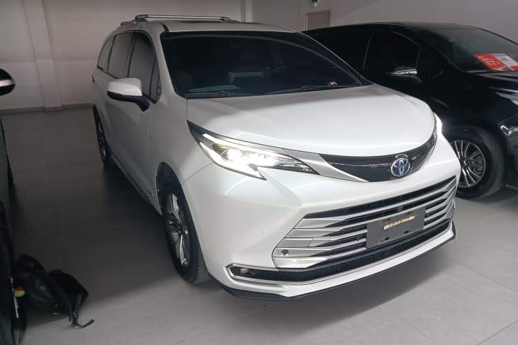 Used Toyota SIENNA 2021 2.5L Hybrid Platinum Edition Front Right 45 Deg