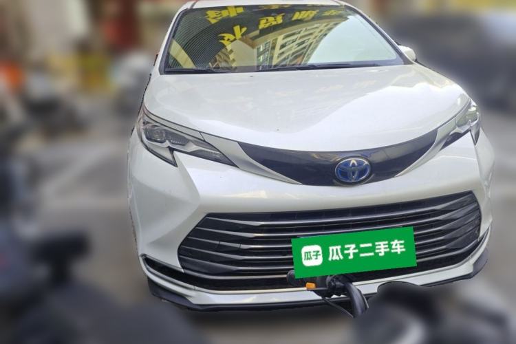 Used Toyota SIENNA 2021 2.5L Hybrid Premium Edition Front Right 45 Deg