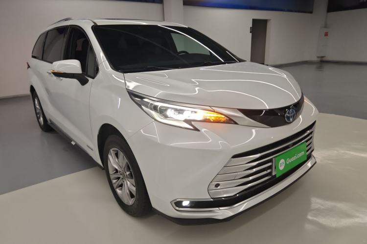 Used Toyota SIENNA 2021 2.5L Hybrid Platinum Edition Front Right 45 Deg
