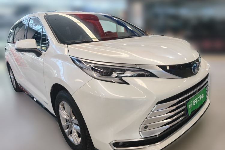 Used Toyota SIENNA 2021 2.5L Hybrid Ultimate Edition Front Right 45 Deg