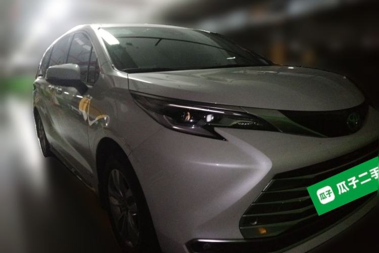 Used Toyota SIENNA 2021 2.5L Hybrid Platinum Edition Front Right 45 Deg