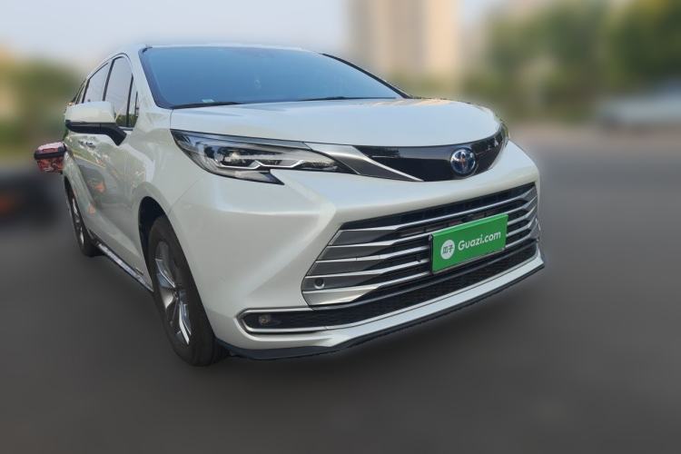 Used Toyota SIENNA 2021 2.5L Hybrid Platinum Edition Front Right 45 Deg