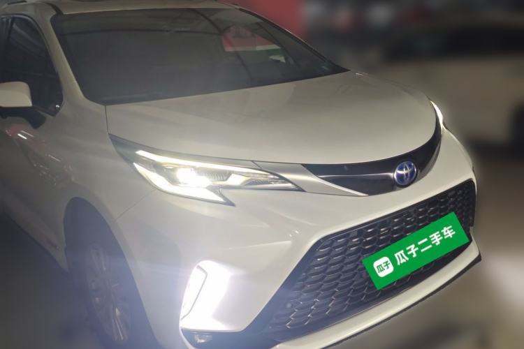 Used Toyota SIENNA 2021 2.5L Hybrid Premium Edition Front Right 45 Deg