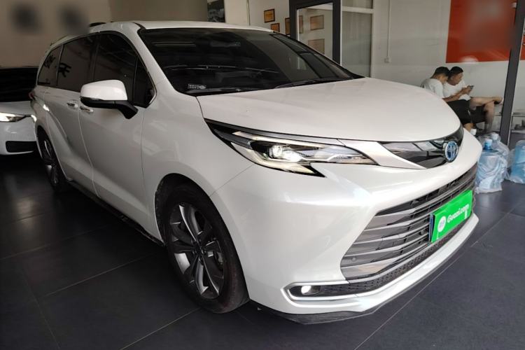 Used Toyota SIENNA 2021 2.5L Hybrid Premium Edition Front Right 45 Deg