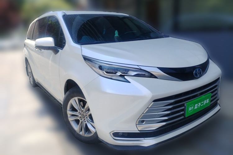 Used Toyota SIENNA 2021 2.5L Hybrid Platinum Edition Front Right 45 Deg