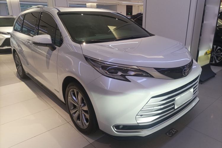 Used Toyota SIENNA 2021 2.5L Hybrid Premium Edition Front Right 45 Deg