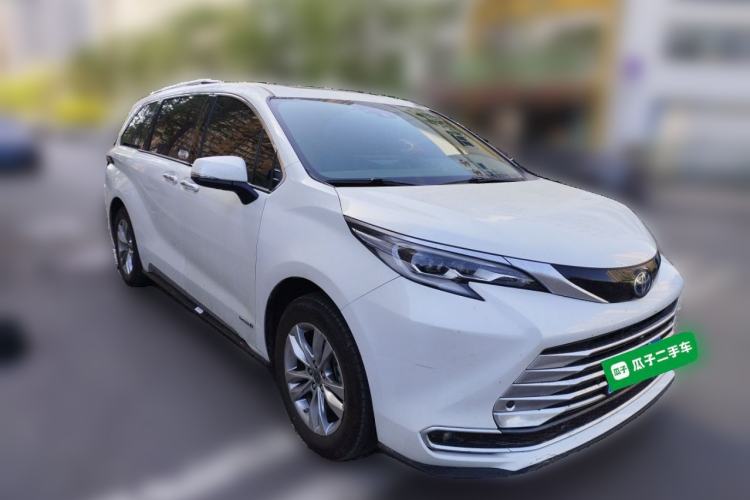 Used Toyota SIENNA 2021 2.5L Hybrid Platinum Edition Front Right 45 Deg